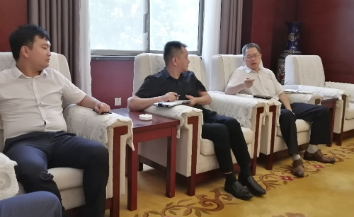 陪同政府園區(qū)赴新型玻璃建材投資選址項目方對接考察，加快地方新材料產(chǎn)業(yè)發(fā)展