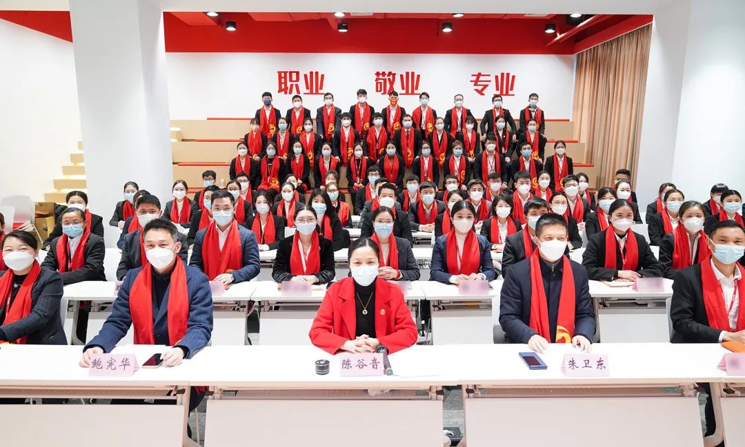 凝心聚力擔使命，奮楫揚帆新征程！東方龍商務集團舉行2022年度總結暨表彰大會